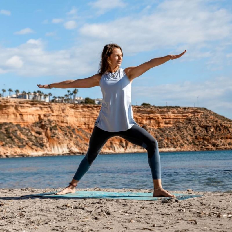 Nachhaltiges Yogaoutfit aus Tanktop und Leggings auf Yogamatte