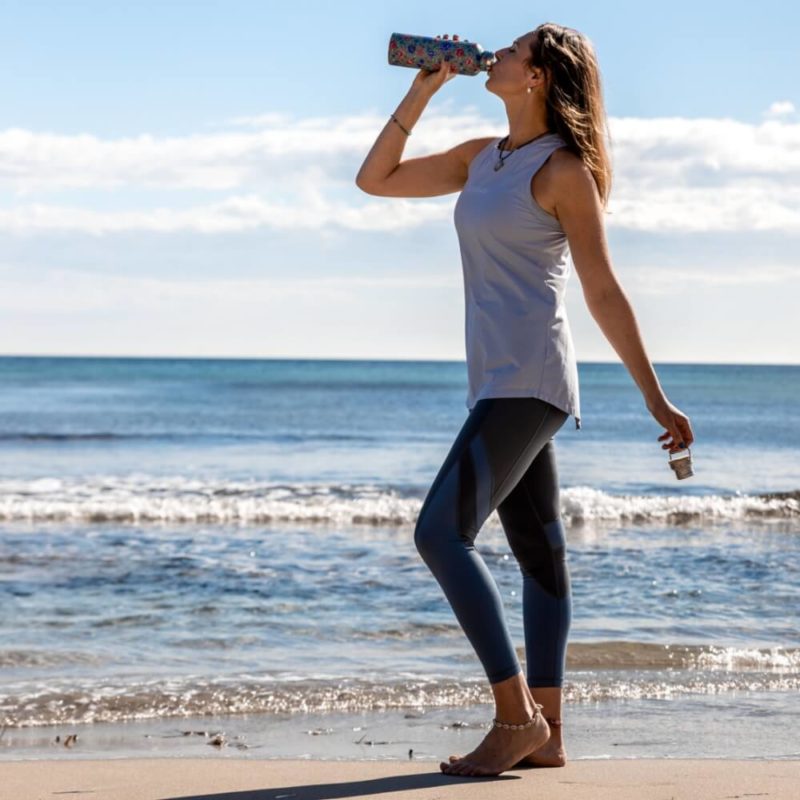 Nachhaltiges Yogaoutfit aus Tank Top und Leggings mit Trinkflasche kaufen