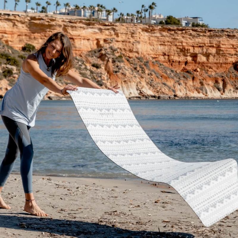 Nachhaltiges Yogaoutfit aus Sport BH und Leggings mit Yogamatte kaufen