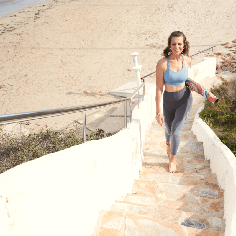 Nachhaltiges Yogaoutfit aus Sport BH und leggings mit Yogamatte in Hand kaufen