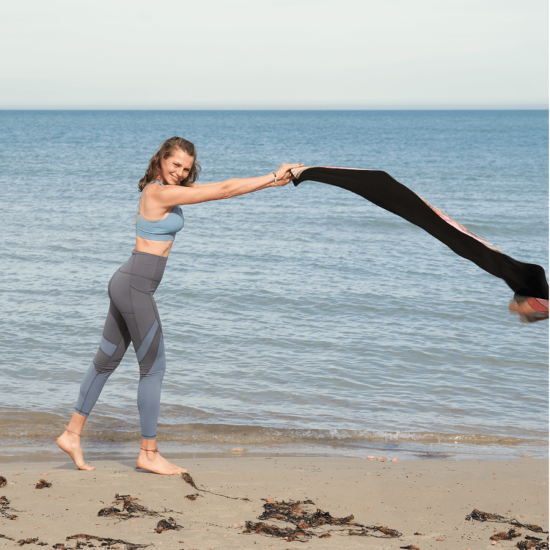 Nachhaltiges Yogaoutfit aus Sport BH und leggings auf Yogamatte kaufen