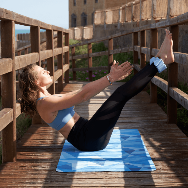 Nachhaltiges Yogaoutfit aus Sport BH und leggings mit Gewichtsmanschetten auf Yogamatte kaufen