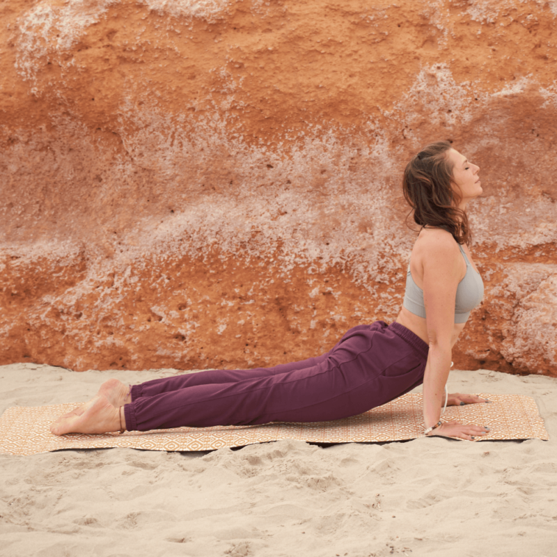Nachhaltiges Yogaoutfit aus Sport BH und Baumwollhose auf Yogamatte kaufen