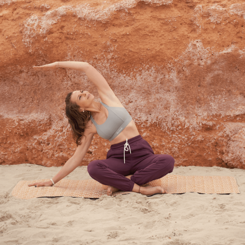 Nachhaltiges Yogaoutfit aus Sport BH und Baumwollhose auf Yogamatte kaufen