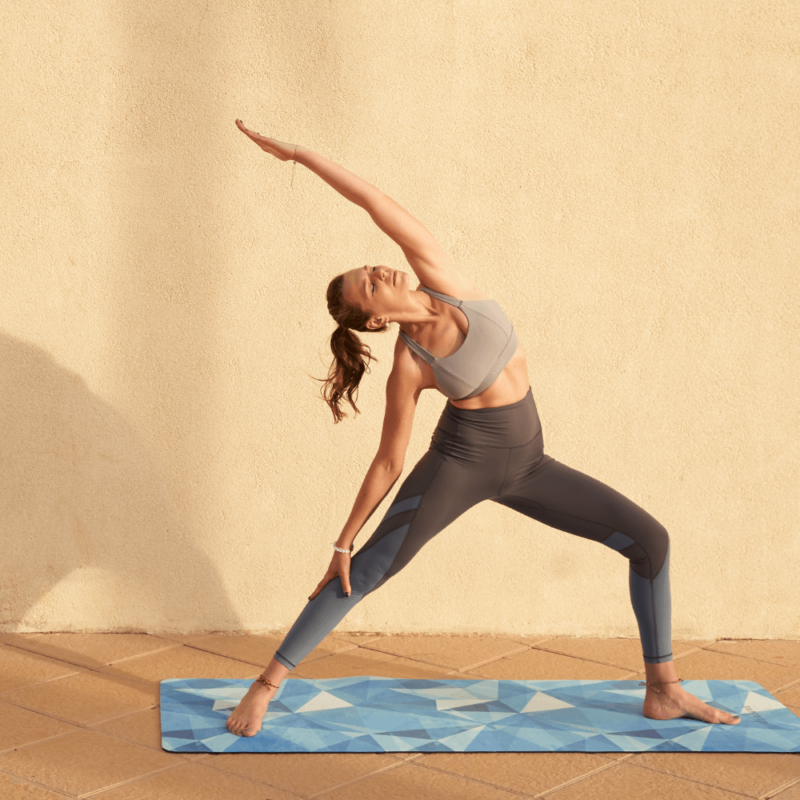 Nachhaltiges Yogaoutfit aus Sport BH und Leggings