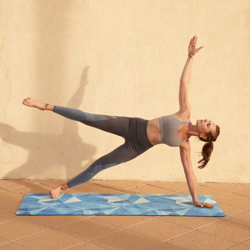 Nachhaltiges Yogaoutfit aus Sport BH und Leggings auf Yogamatte