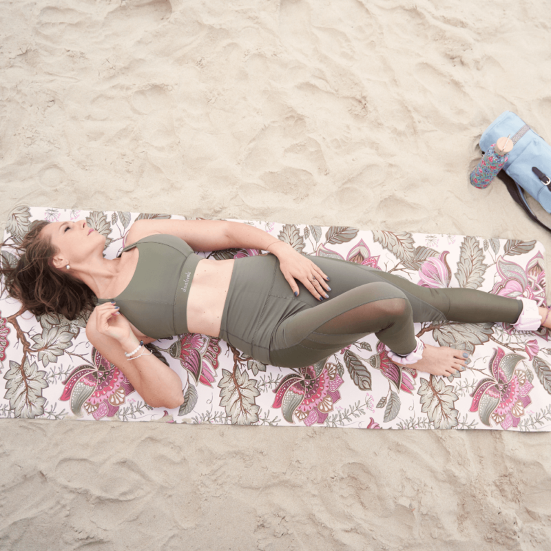 Nachhaltiges Yogaoutfit aus Sport BH und Leggings auf Yogamatte
