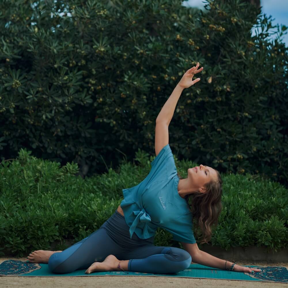 ECO Yoga T-Shirt aus 100 % Baumwolle, indigo, Sicht von vorne in Seitbeuge