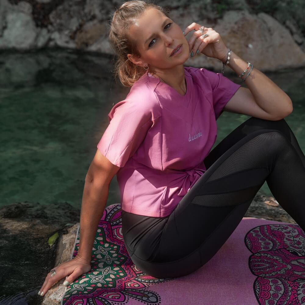 ECO Yoga T-Shirt aus 100 % Baumwolle, pastellrosa, Sicht von der Seite im Sitzen